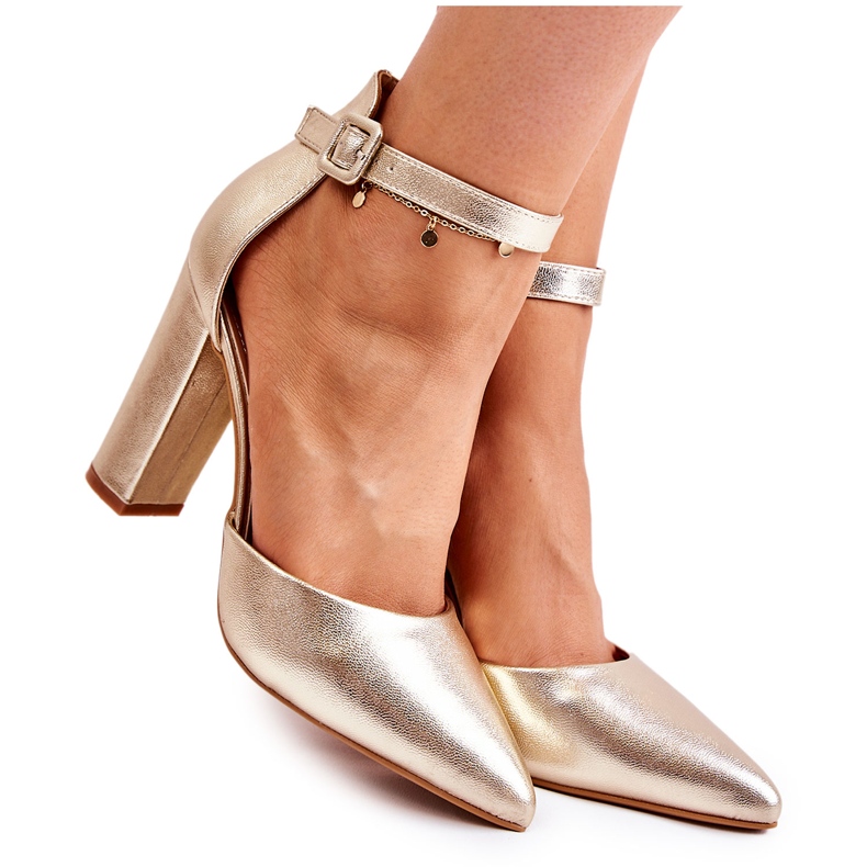 Lederpumps auf einer hohen goldenen Salira-Säule