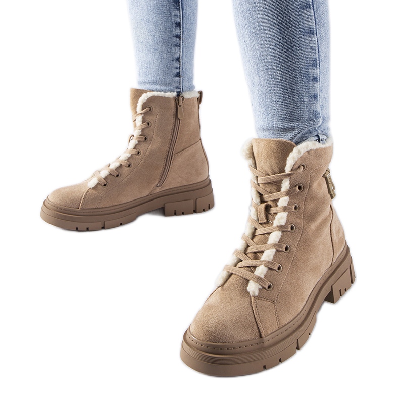 Beigefarbene, isolierte Stiefeletten aus Pompei-Öko-Wildleder