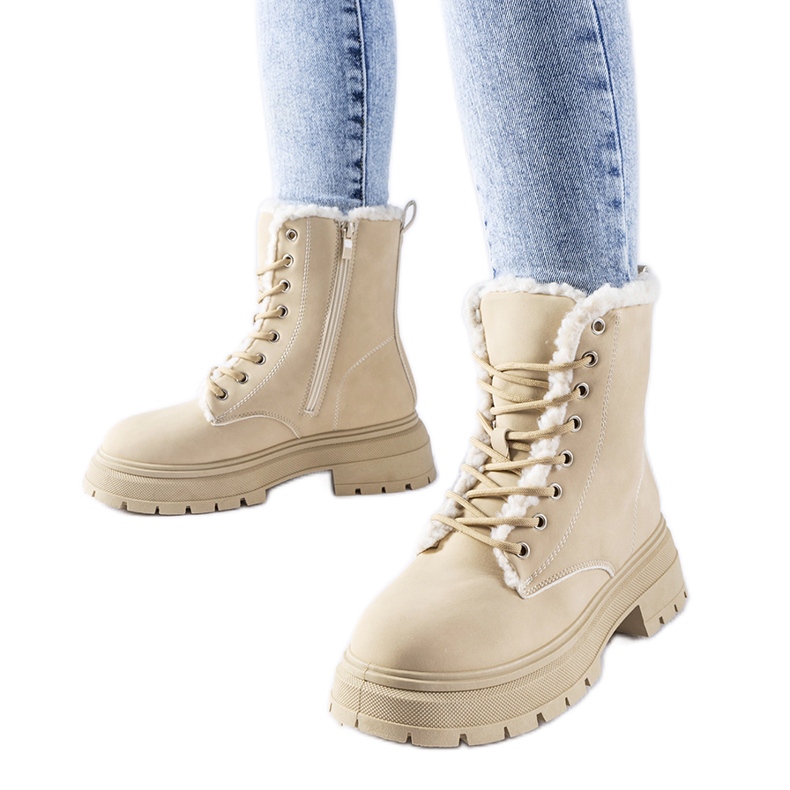 Beige isolierte Stiefel von Tadasuni