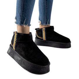 Schwarze Schneestiefel auf der Scavi-Plattform
