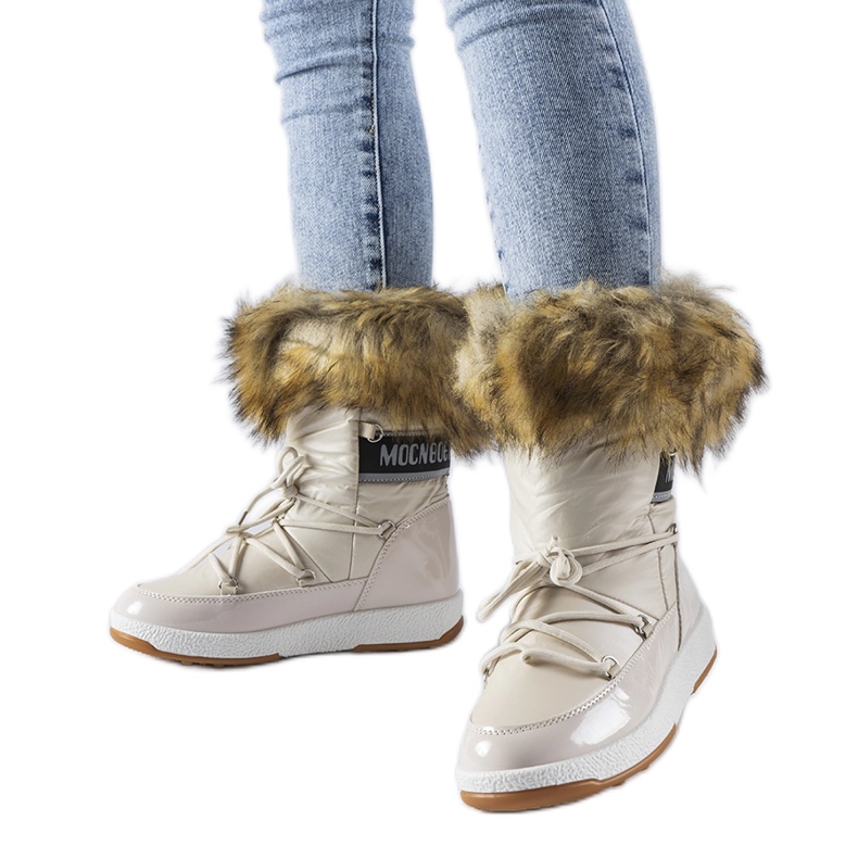 Beige isolierte Schneestiefel mit Fell von Adamsvil