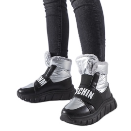 Silberne, isolierte Schneestiefel auf der Bend-Plattform