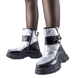 Schwarze und silberne isolierte Carta-Schneestiefel