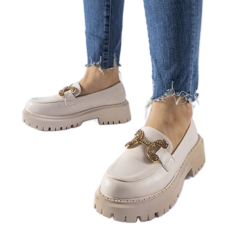 Beigefarbene Mokassins, verziert mit Uzzone-Strasssteinen