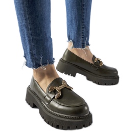 Grüne Mokassins, verziert mit Uzzone-Strasssteinen