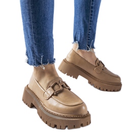 Beigefarbene Mokassins, verziert mit einer Cava-Schnalle