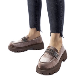 Braune Slipper, verziert mit Longuelo-Strasssteinen beige