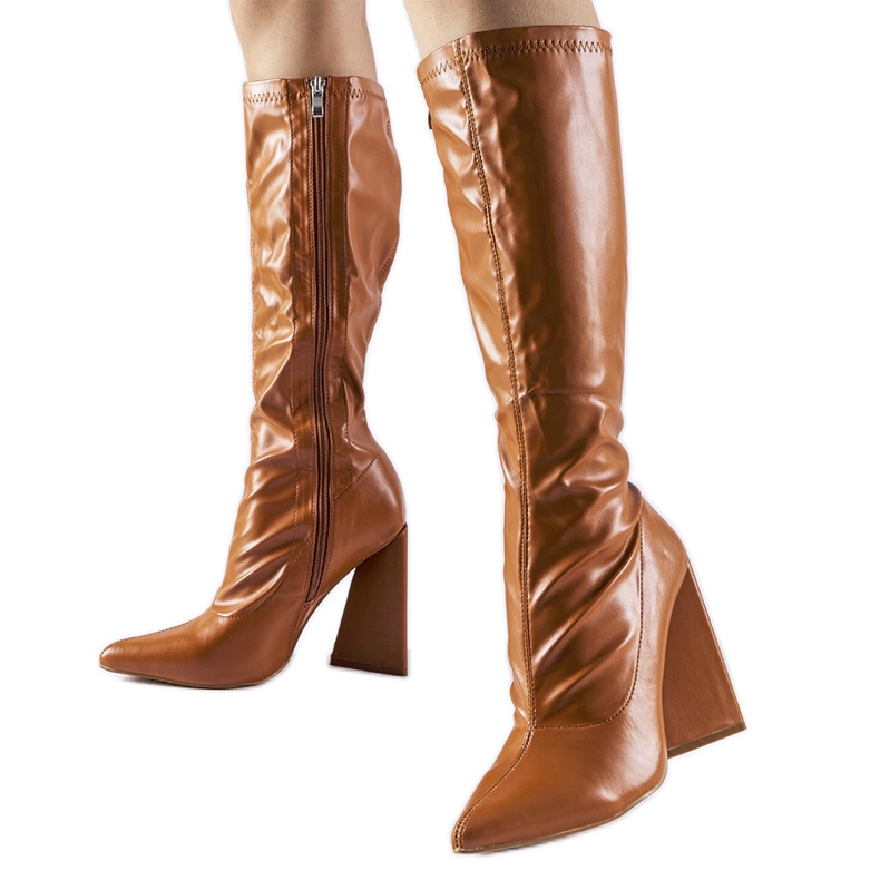 Braune Stiefel mit hohen Absätzen von Petrullo