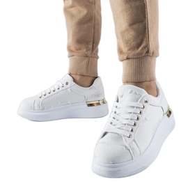 Weiße Sneakers auf der Osson-Plattform