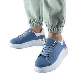 Marineblaue Turnschuhe auf der Scudelando-Plattform