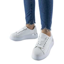 Weiße Turnschuhe auf der Scudelando-Plattform