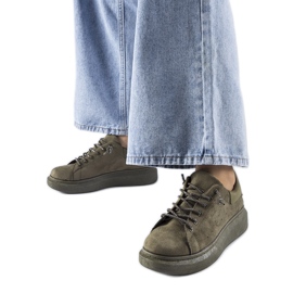 Grüne Turnschuhe auf der Cipriano-Plattform