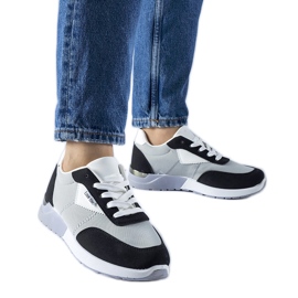 Graue und schwarze Stoffsneaker von Geraldino