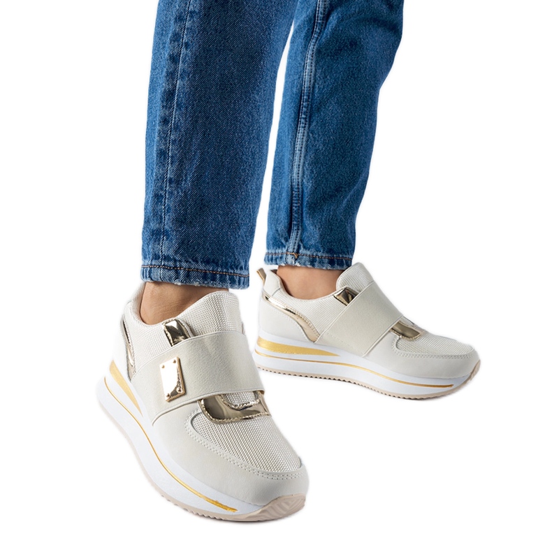 Beigefarbene Slip-On-Sneaker mit Sages-Plateau