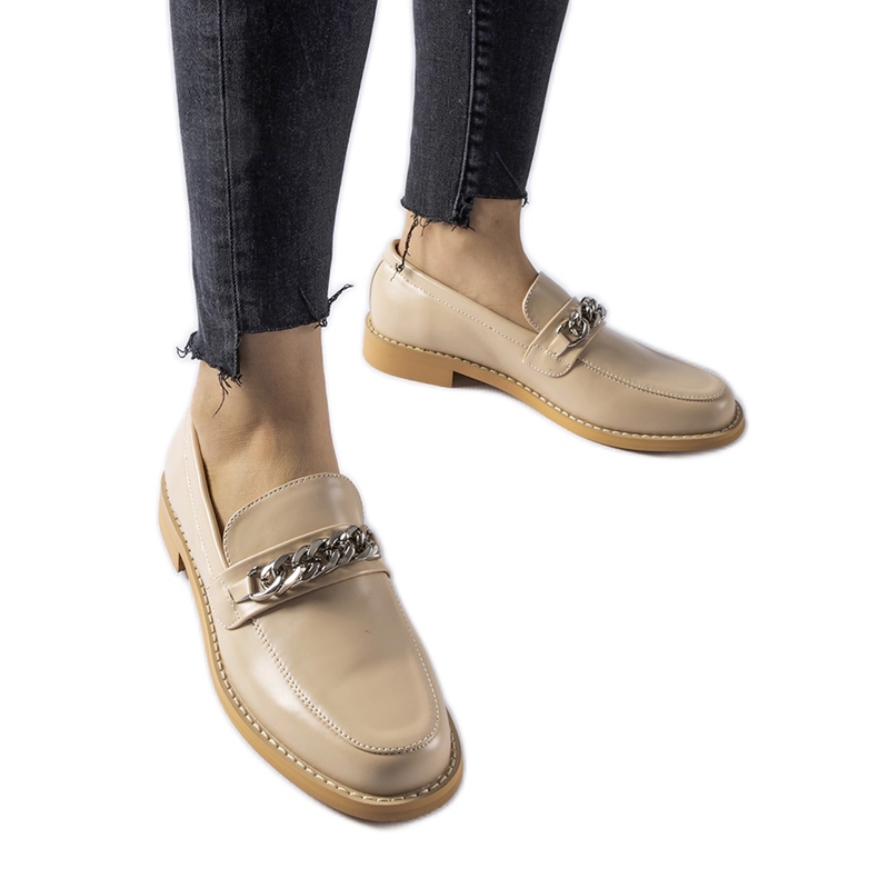 Beigefarbene Mokassins, verziert mit einer Mittelkette