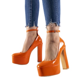 Orangefarbene Colle-Pumps aus Lackleder