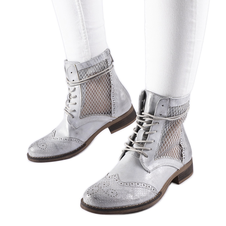 Silberne durchbrochene flache Stiefel von Reeves silber-
