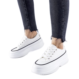 Weiße Sneakers auf der Plesio-Plattform