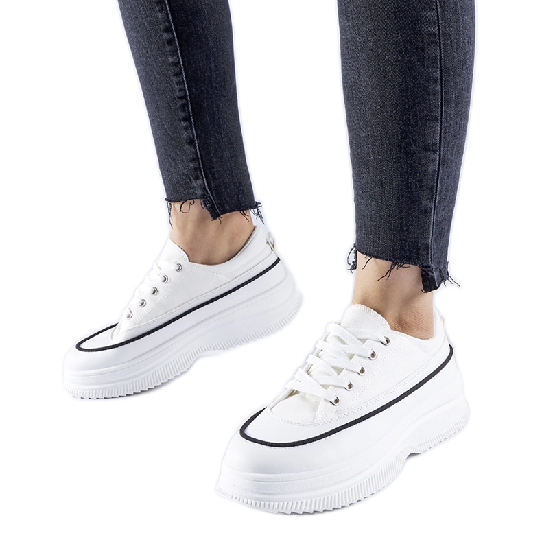 Weiße Sneakers auf der Plesio-Plattform