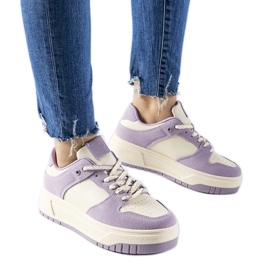 Lila Sneaker auf der Crim-Plattform