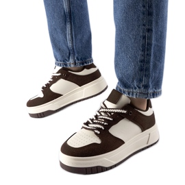 Braune Turnschuhe auf der Crim-Plattform