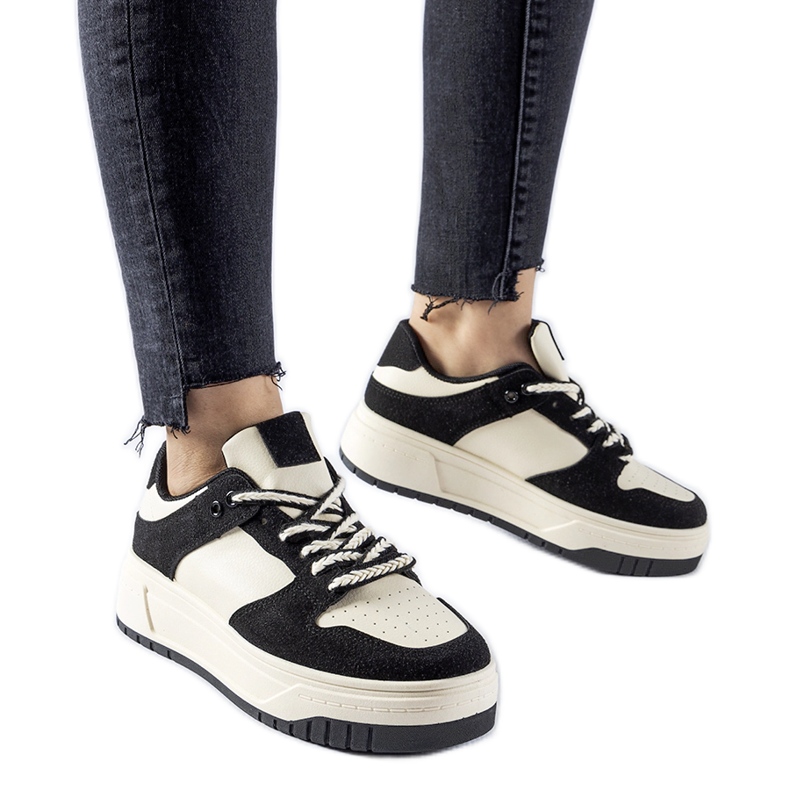 Schwarze Turnschuhe auf der Crim-Plattform