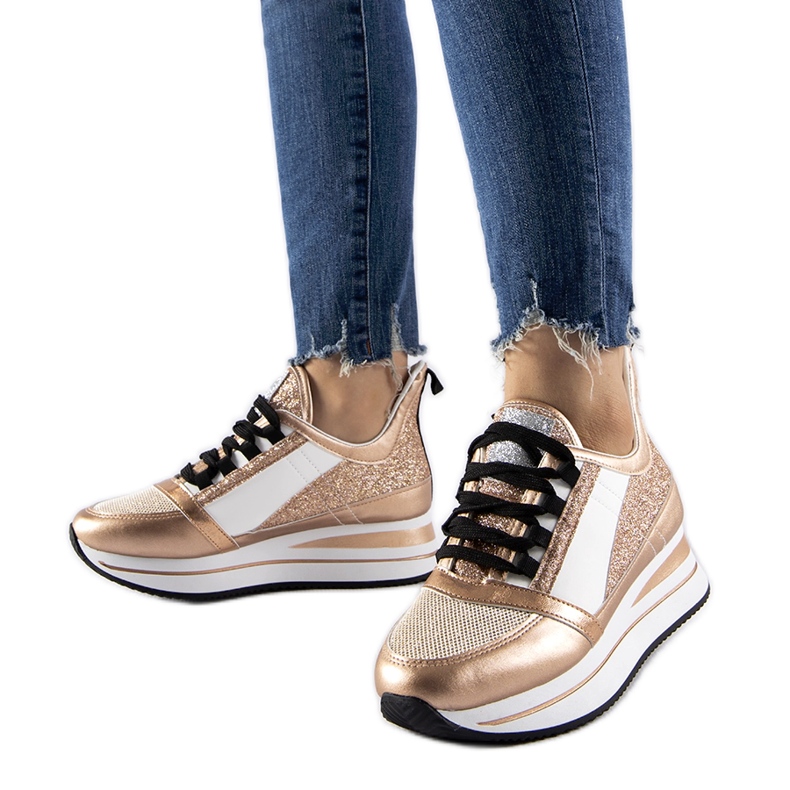 Goldene Glitzer-Sneaker auf der Marce-Plattform