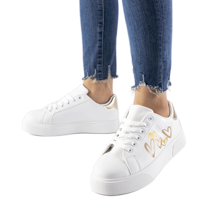 Weiße Turnschuhe auf der Montclair-Plattform