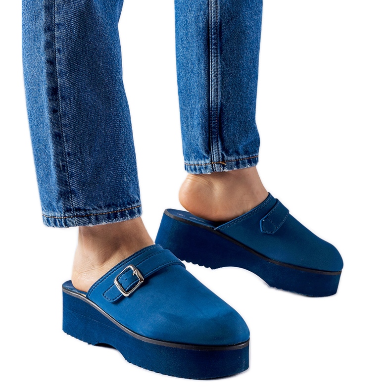 Marineblaue Clog-Slides auf der Lang-Plattform
