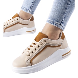 Beige Turnschuhe auf der Mayfield-Plattform