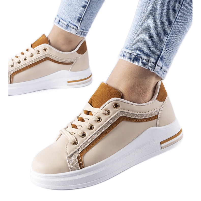 Beige Turnschuhe auf der Mayfield-Plattform