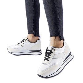 Weiße Turnschuhe auf der Nutter-Plattform beige