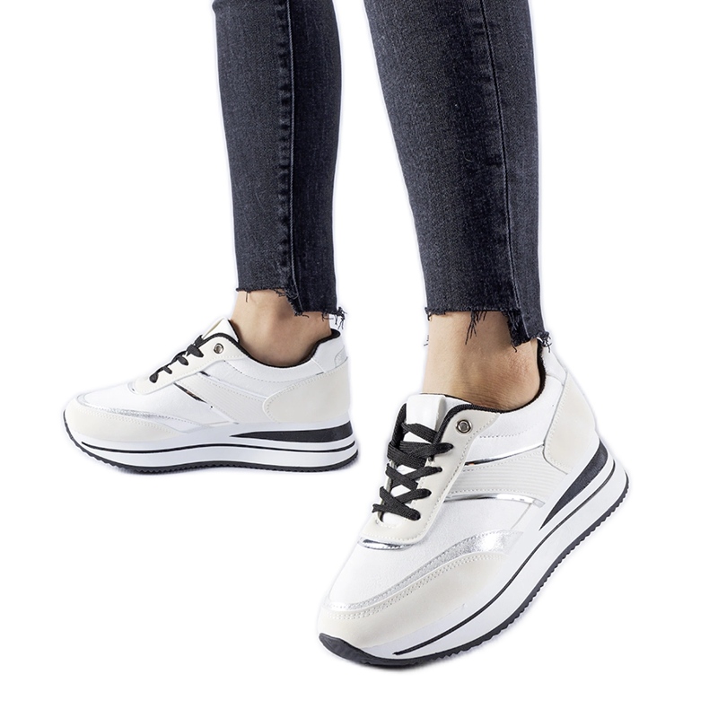 Weiße Turnschuhe auf der Nutter-Plattform beige