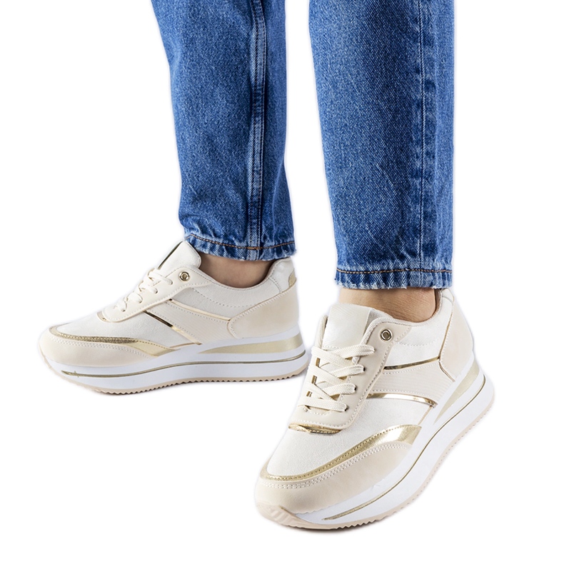 Beigefarbene Sneakers auf der Nutter-Plattform