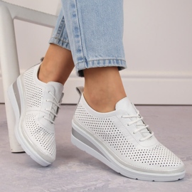 Durchbrochene Sportkeilschuhe für Damen aus Leder, weiß, T.Sokolski W24-150