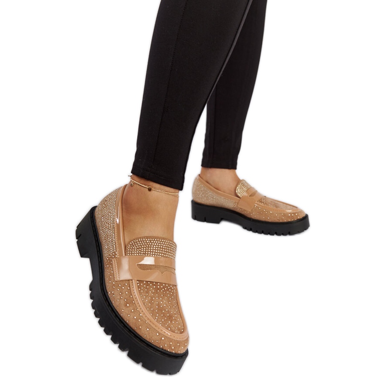 Braune Slipper, verziert mit Newport-Strasssteinen