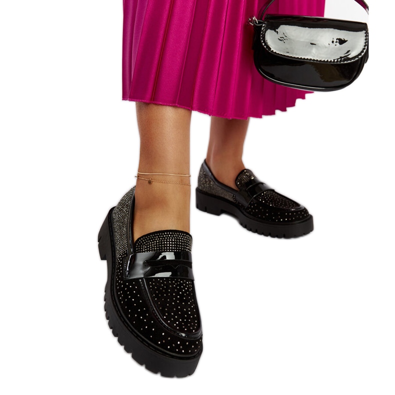 Schwarze Slipper, verziert mit Newport-Strasssteinen