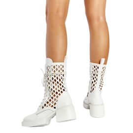 Weiße durchbrochene Stiefel mit hohen Absätzen von Visalia