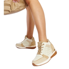 Beigefarbene, kastanienbraune Keilsneaker