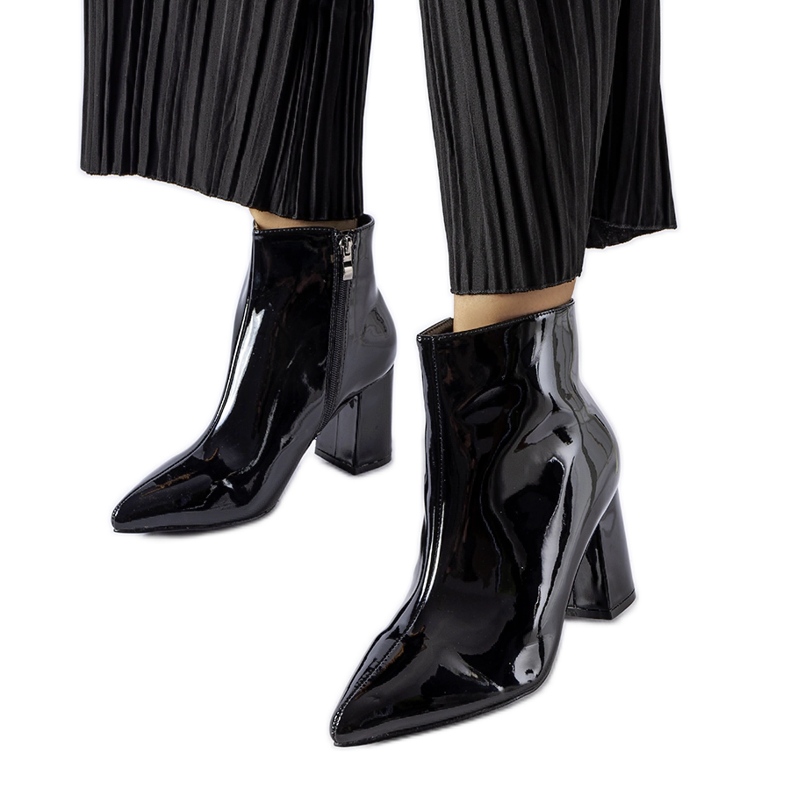 Schwarze Lackstiefeletten von Usinaya