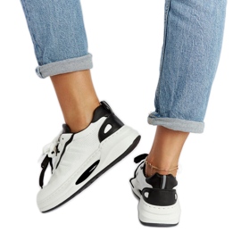 Weiße und schwarze Galdino-Sneaker