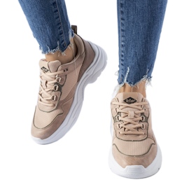 Lee Cooper trägt Powder-Sneaker rosa