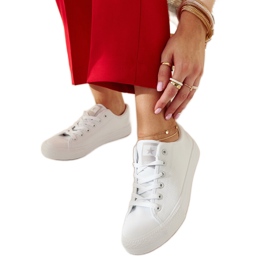 Rockige weiße Stoffsneaker