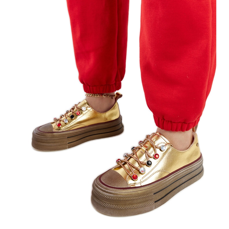 Goldene Sneakers auf der GOE NN2N4055-Plattform