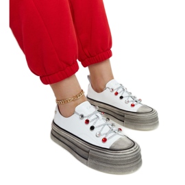 Weiße Sneakers auf der GOE NN2N4054-Plattform