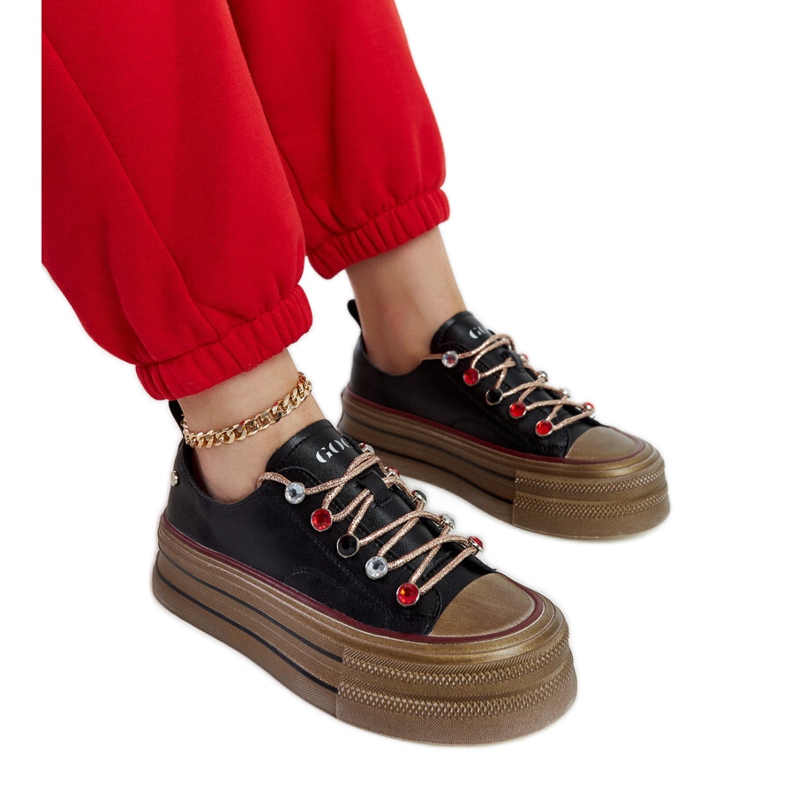 Schwarze Sneakers auf der GOE NN2N4053-Plattform