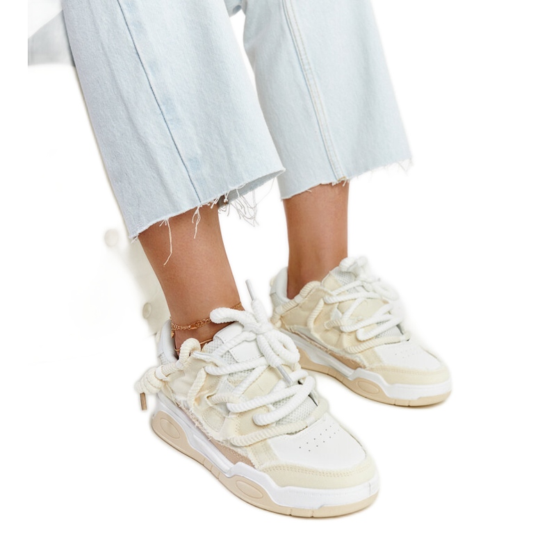 Beigefarbene Sneakers mit Einsätzen aus Melilot-Stoff