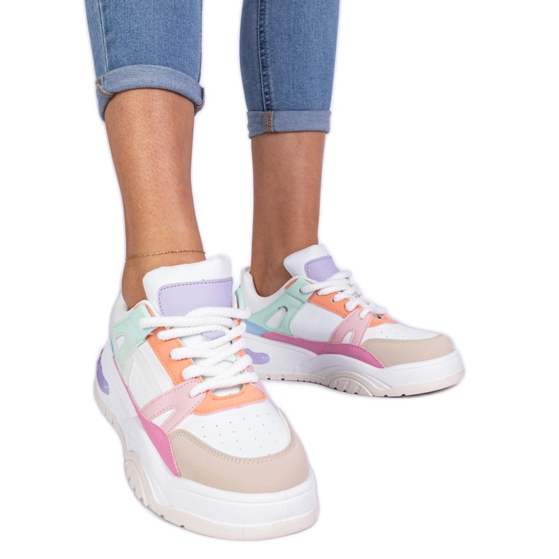 Mehrfarbige Sneakers auf der Nivi-Plattform