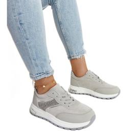 Graue Turnschuhe auf der Lubna-Plattform