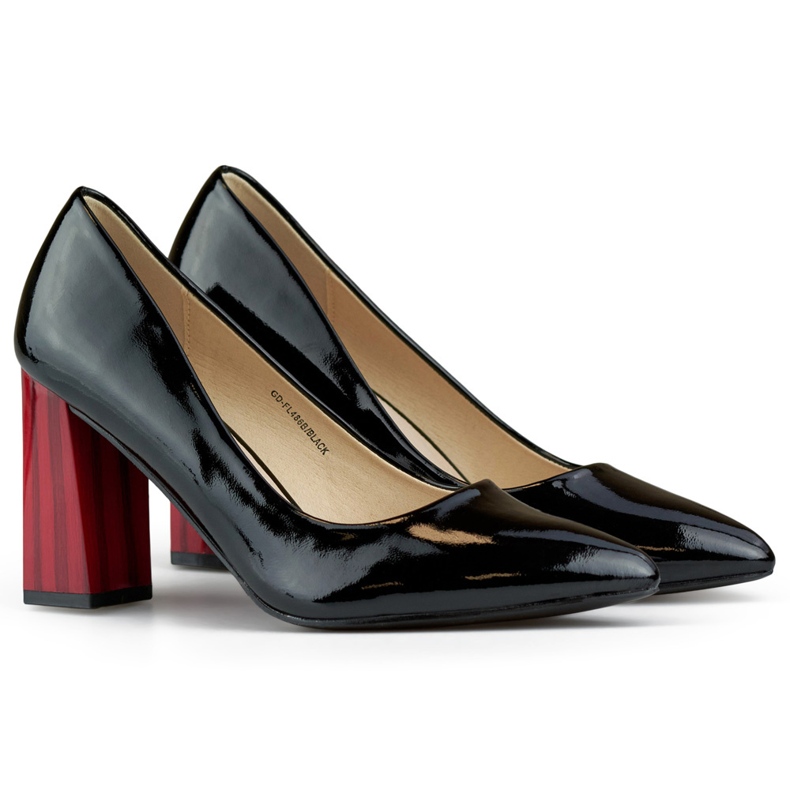 Schwarze Lackpumps mit hohem roten Absatz